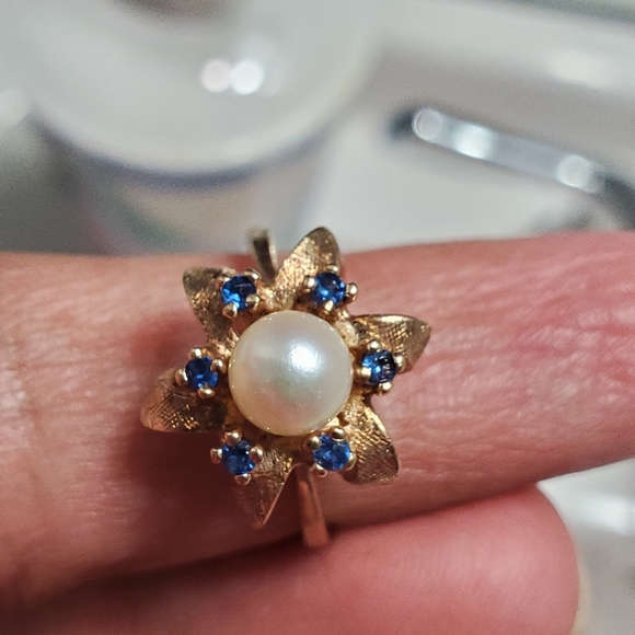 10k gold ring from birks. Vantage gold ring with natural pearl and shaphir - Picture 4 of 11